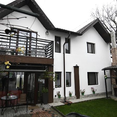 Upstairs Residence Targu Jiu Bagian luar foto