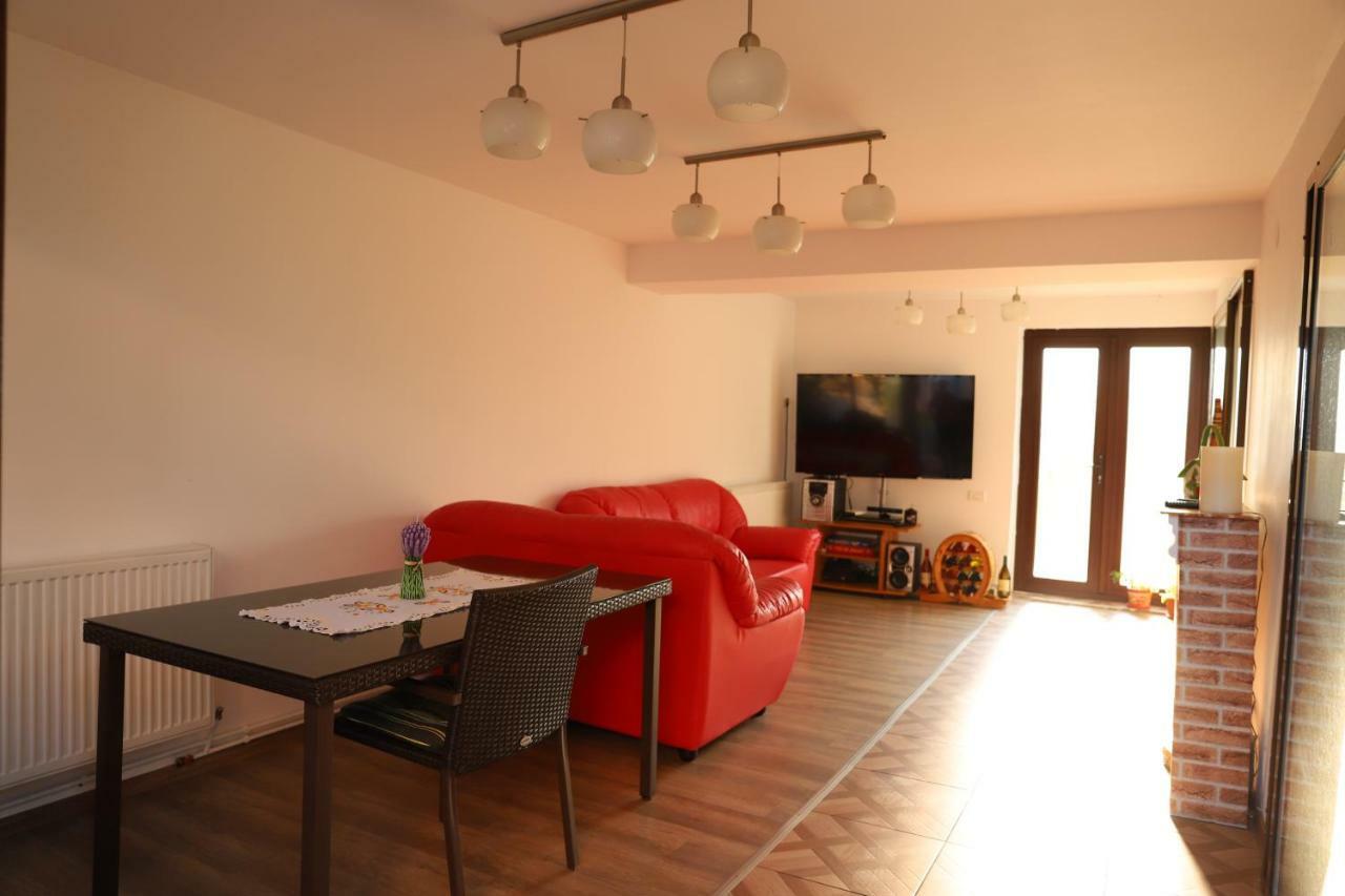 Upstairs Residence Targu Jiu Bagian luar foto