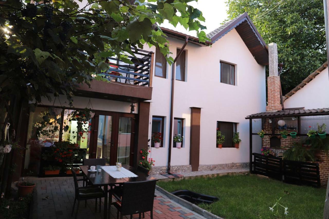 Upstairs Residence Targu Jiu Bagian luar foto