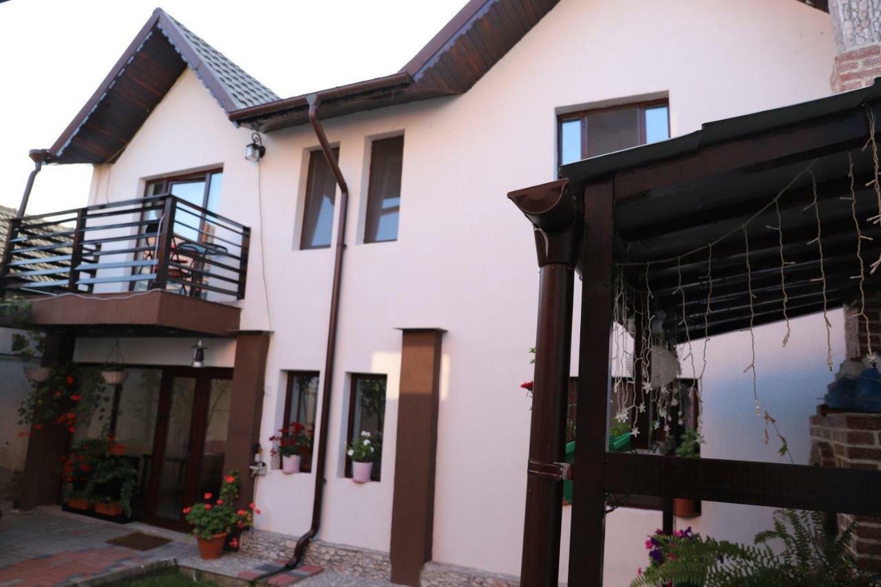 Upstairs Residence Targu Jiu Bagian luar foto
