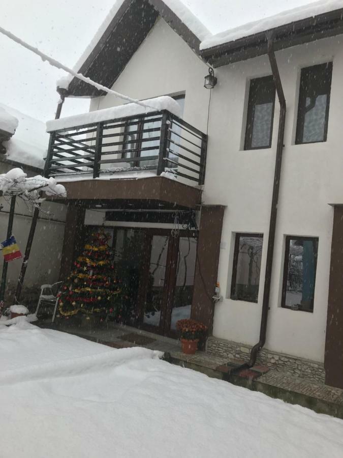 Upstairs Residence Targu Jiu Bagian luar foto