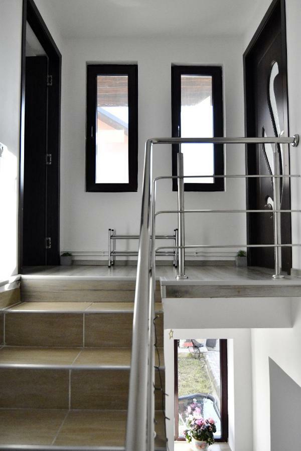 Upstairs Residence Targu Jiu Bagian luar foto