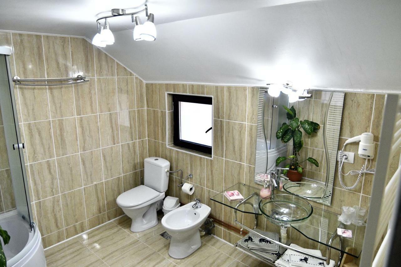 Upstairs Residence Targu Jiu Bagian luar foto