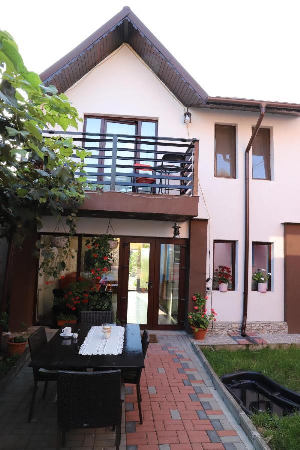 Upstairs Residence Targu Jiu Bagian luar foto