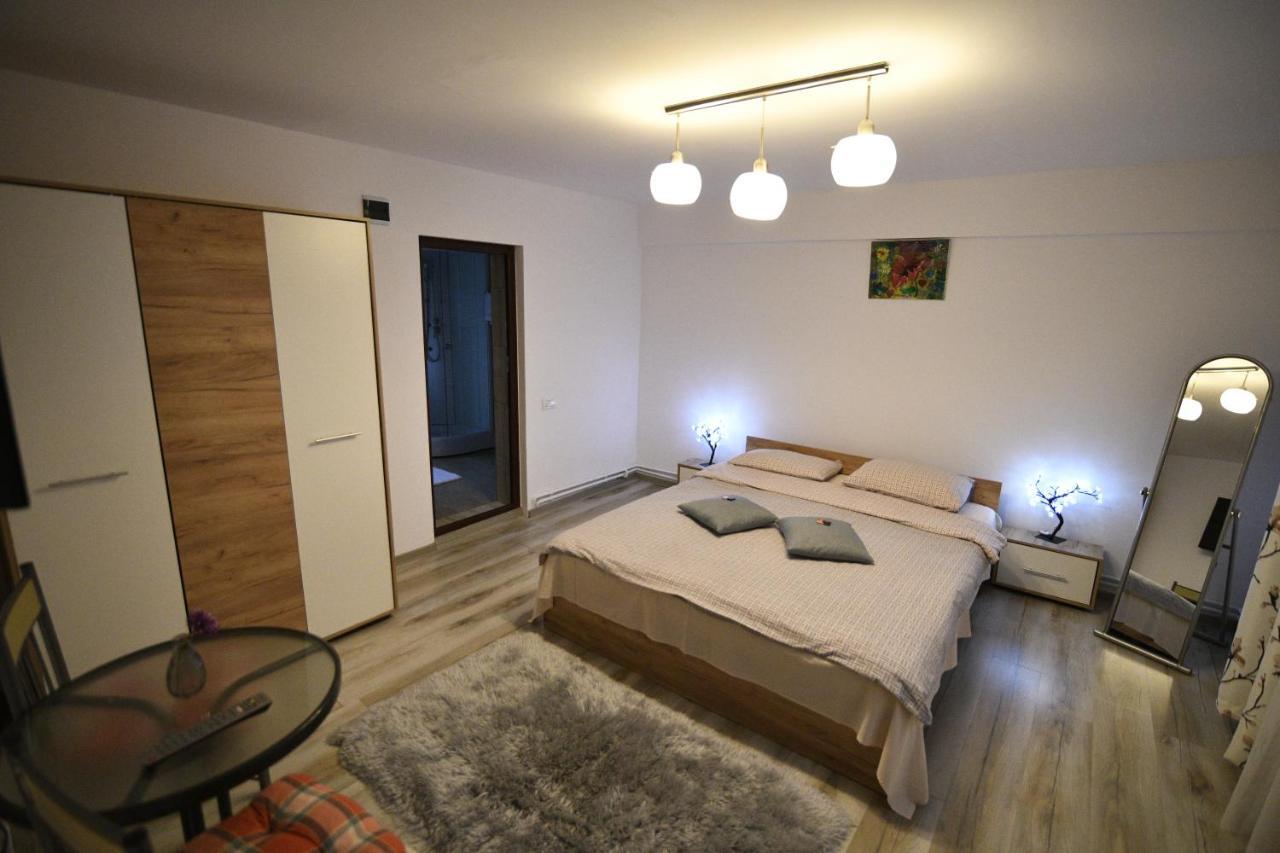 Upstairs Residence Targu Jiu Bagian luar foto