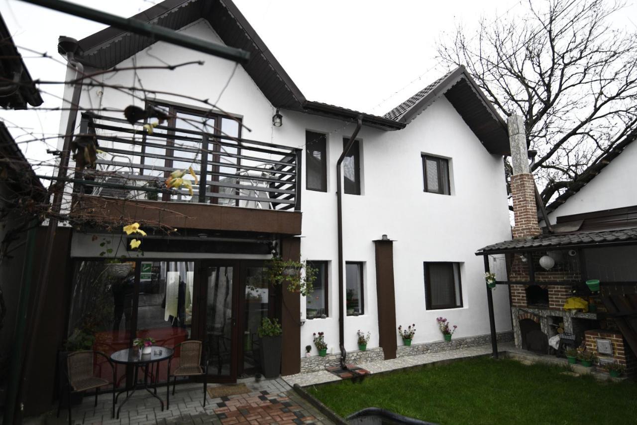 Upstairs Residence Targu Jiu Bagian luar foto